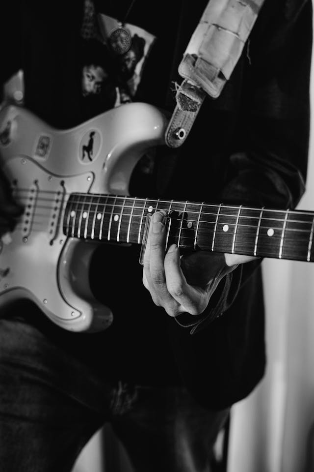Kytarista kapely na svatbu hrající na elektrickou kytaru. Zdroj: pexels.com