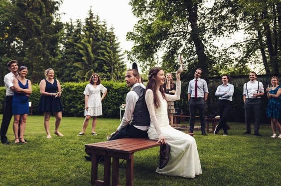 Novomanželé na svatbě hrají svatební hru Novomanželský kvíz
