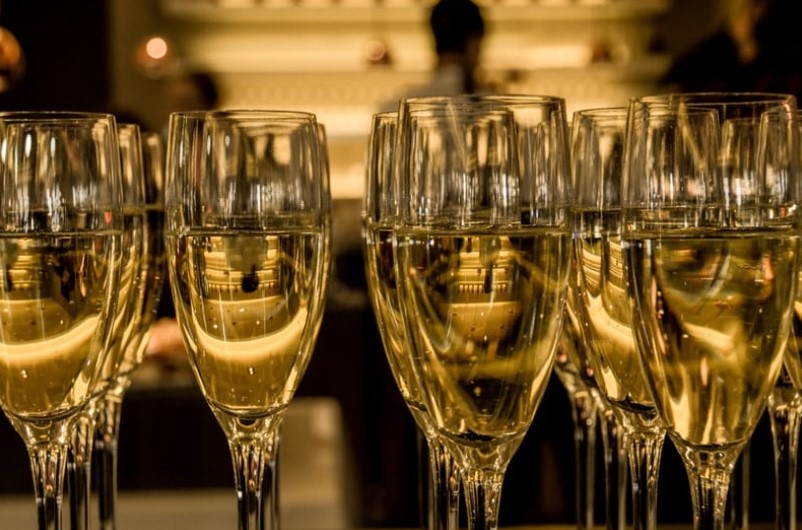 Detail na sklenky s aperitivem připíjející na zdraví na oslavě