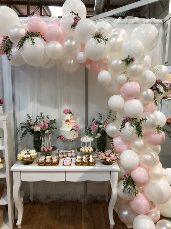 Svatební dekorace - balónková girlanda u sladkého baru se svatebními cukrovinkami