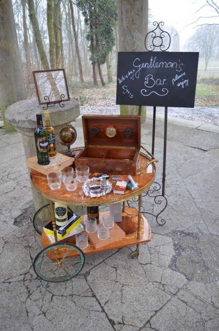 Svatební dekorace - retro servírovací stolek na kolečkách s kubánskými rumy, doutníky a sklenicemi, ručně psaná tabule GENTLEMAN´S BAR