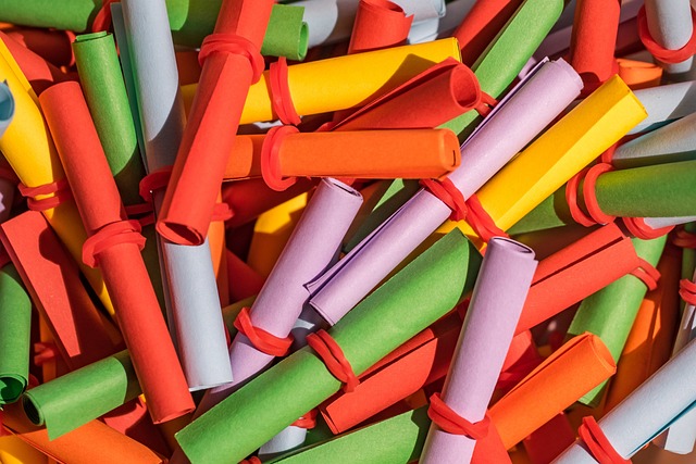 Losovací kupony do tomboly stočené do ruličky a překryté gumičkou, různobarevné