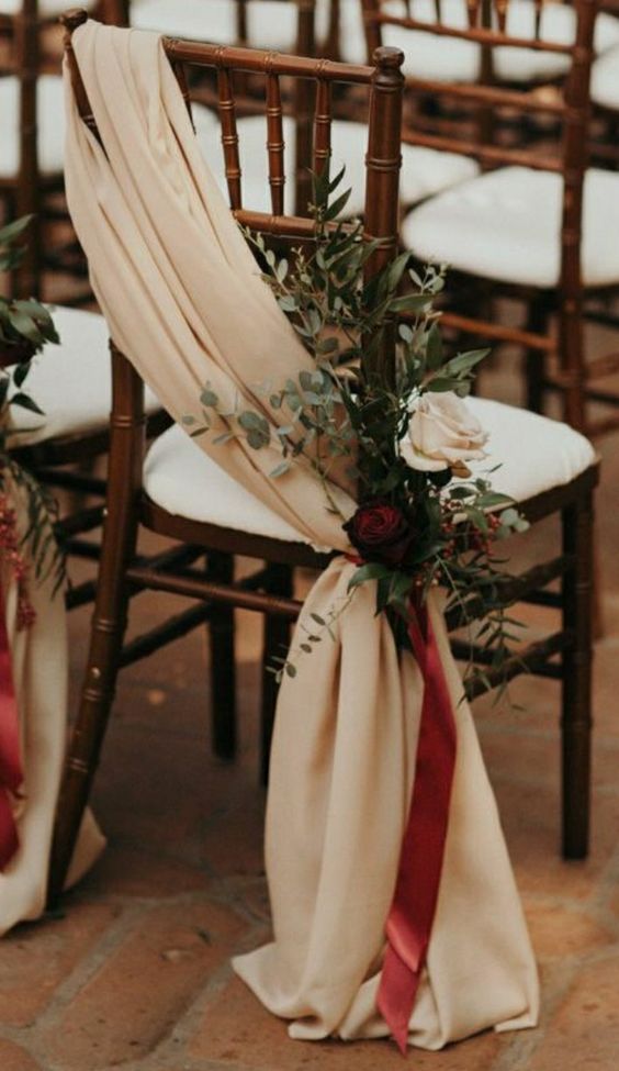 Svatební dekorace - židle ke svatební tabuli ozdobená šálem s kyticí z růže a eukalyptu s červenou stuhou